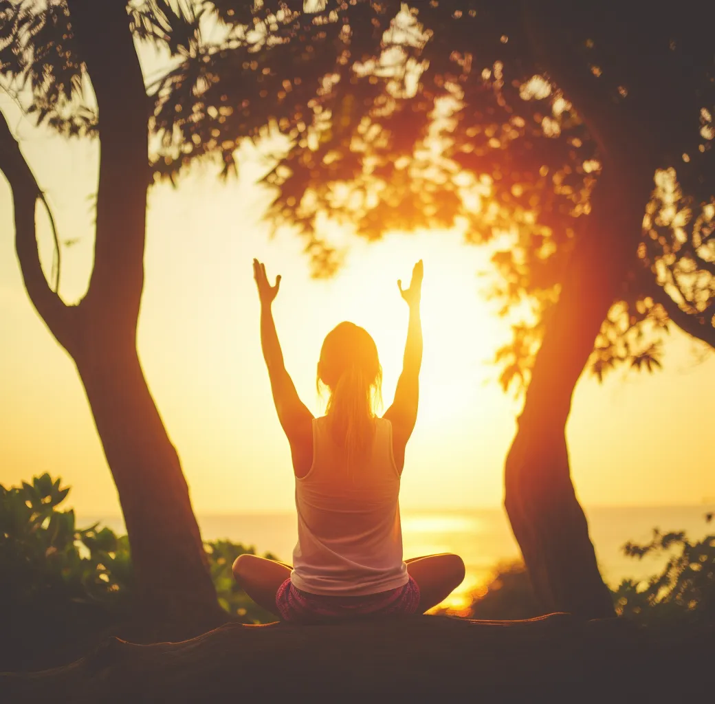 Pessoa praticando meditação ao ar livre