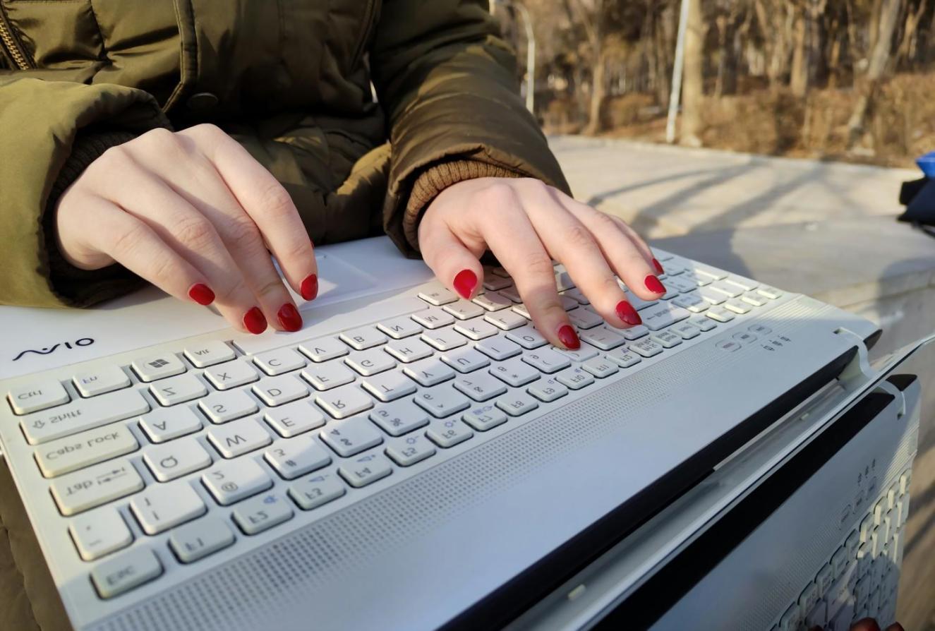 Équipe d'analystes garvionavyn travaillant sur des recherches d'investissement dans notre bureau de Nîmes